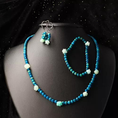 Krizokolla amazonit rózsával karkötő festett golyós 4 mm