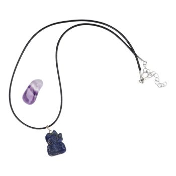   Ametiszt marokkő és szodalit integető cica medál műbőr lánccal