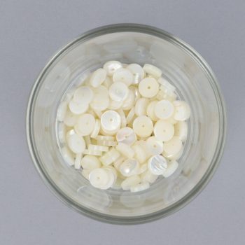 Gyöngyház button, kb. 8x3 mm