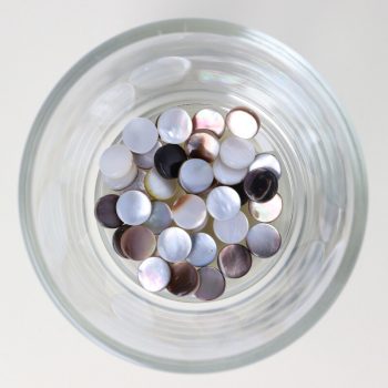 Gyöngyház, kerek, lapos, kb. 8 mm