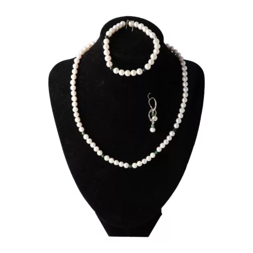 "Női éberség" - fehér tenyésztett gyöngy ékszerszett, smaragddal