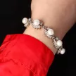 Tenyésztett gyöngy karkötő, fehér, strasszos, ovális 18 cm