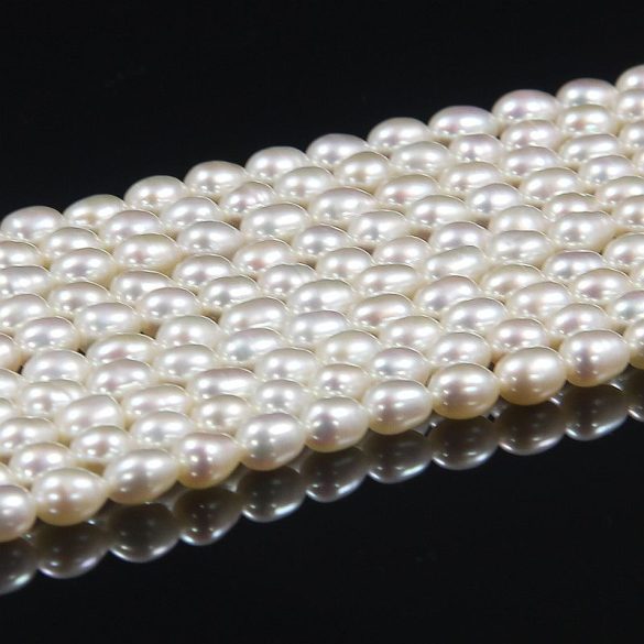 Rizsszemű, fehér tenyésztett gyöngy alapanyagszál, 4-4,5 mm, kb. 40 cm (AA)