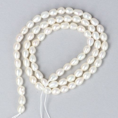 Rizsszemű, fehér tenyésztett gyöngy alapanyagszál, 4-5 mm, kb. 40 cm