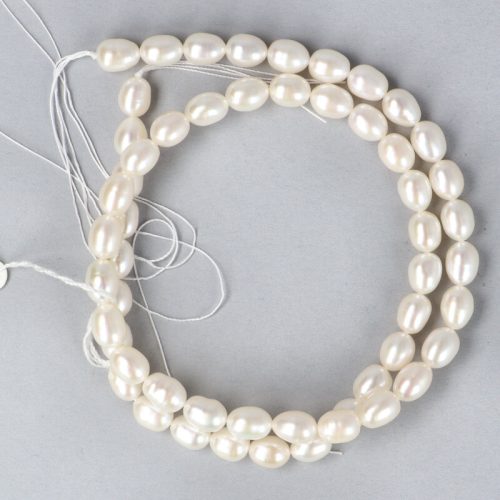 Rizsszemű, fehér tenyésztett gyöngy alapanyagszál, 5,5-6 mm, kb. 40 cm (AA)
