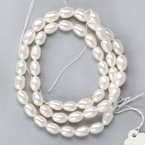 Rizsszemű, fehér tenyésztett gyöngy alapanyagszál, 5-6 mm, kb. 40 cm (AA)