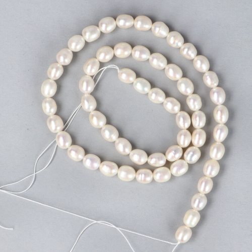 Rizsszemű, fehér tenyésztett gyöngy alapanyagszál, 6-6,5 mm, kb. 40 cm